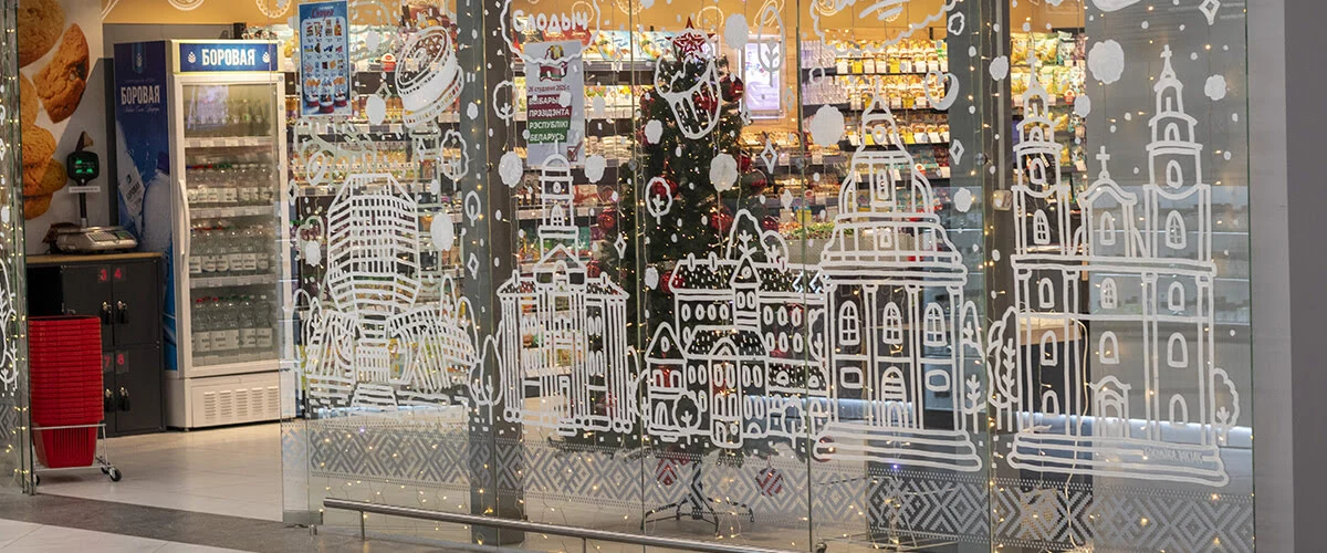 Примеры новогоднего оформления витрин